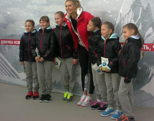 Маша Шарапова пофоткалась сегодня в Сочи с детишками.