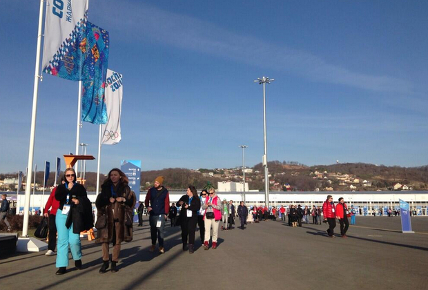 Главный вход в Олимпийский парк открыт! Зрители начинают собираться на церемонию открытия Игр.