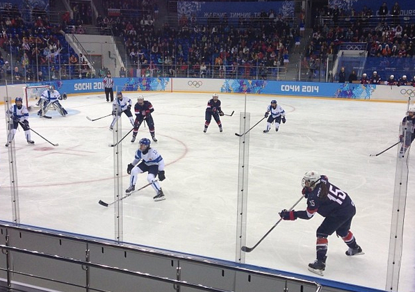Отставной американский посол Майкл Макфол сходил на женский хоккей. Американки обыграли финнок - 3:1.