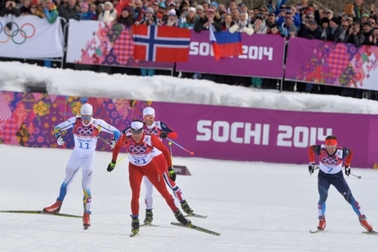 Маркус Хельнер (Швеция), Дарио Колонья (Швейцария), Мартин Йонсруд Сундбю (Норвегия), Максим Вылегжанин (Россия) на финише скиатлона