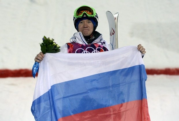 Наш бронзовый призер Александр Смышляев с флагом