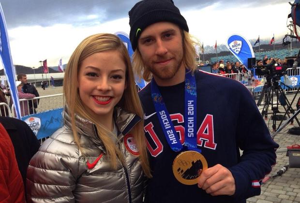 Фото американского чемпиона Сейджа Котсенбурга (сноуборд) с американской бронзовой медалисткой Грейси Голд (фигурка). У обоих с утра довольный вид.