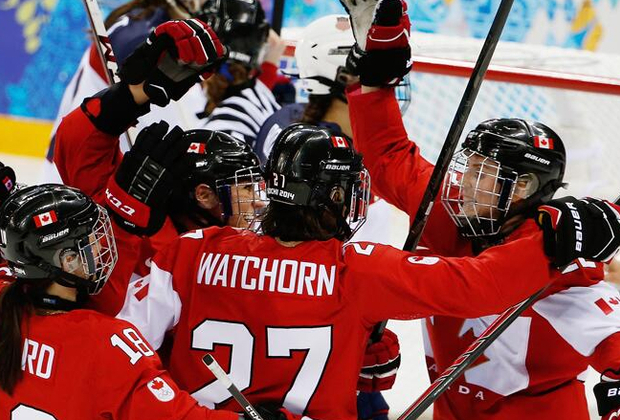 Канадские девушки празднуют победу над США.