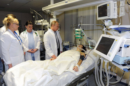 Владимир Путин во время посещения Марии Комиссаровой в больничной палате