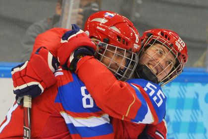 Игроки сборной России Ия Гаврилова и Галина Скиба радуются забитому голу в матче матче между сборными России и Японии 