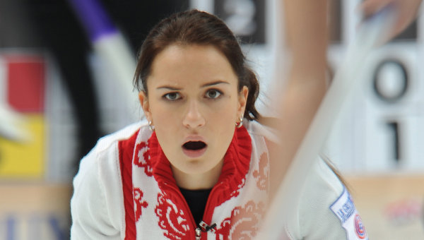 Керлингистка Анна Сидорова анализирует итоги группового турнира по хоккею