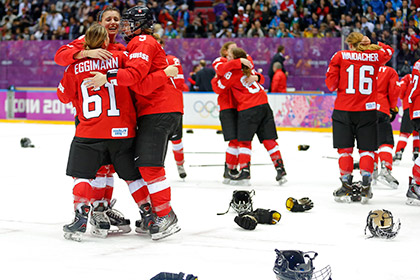 Швейцарские хоккеистки после победы над Швецией