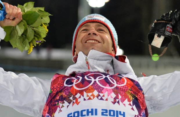 Знаменосец сборной Норвегии на церемонии закрытия Олимпиады