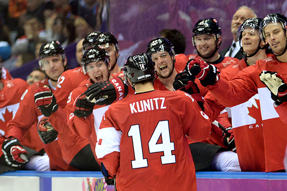 Игроки сборной Канады приветствуют автора последней шайбы Криса Куница