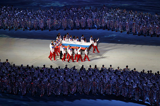 Российские золотые медалисты несут российский флаг на церемонии закрытия Игр-2014
